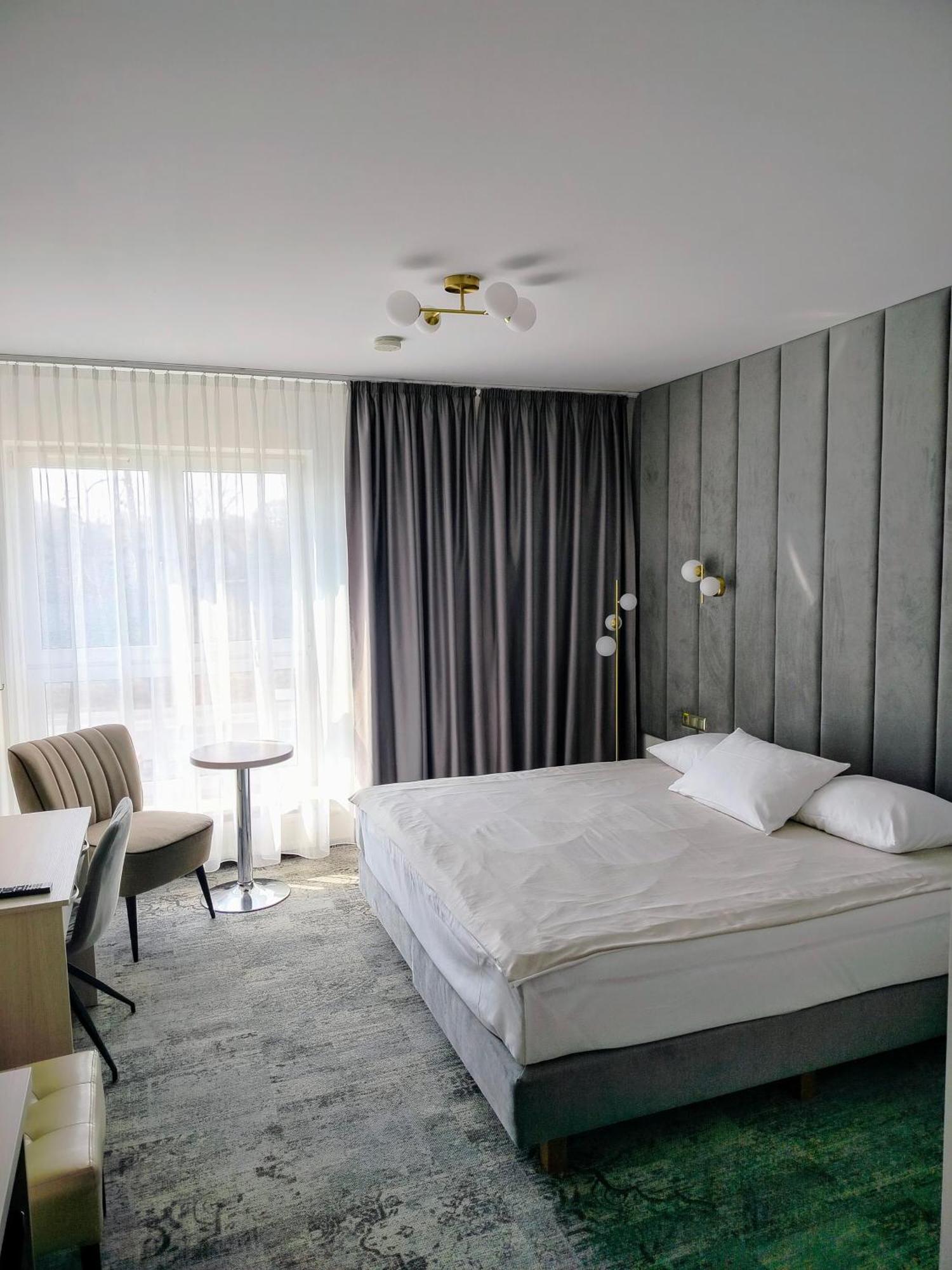 Hotel Sokolowska Airport Modlin Nowy Dwór Mazowiecki エクステリア 写真