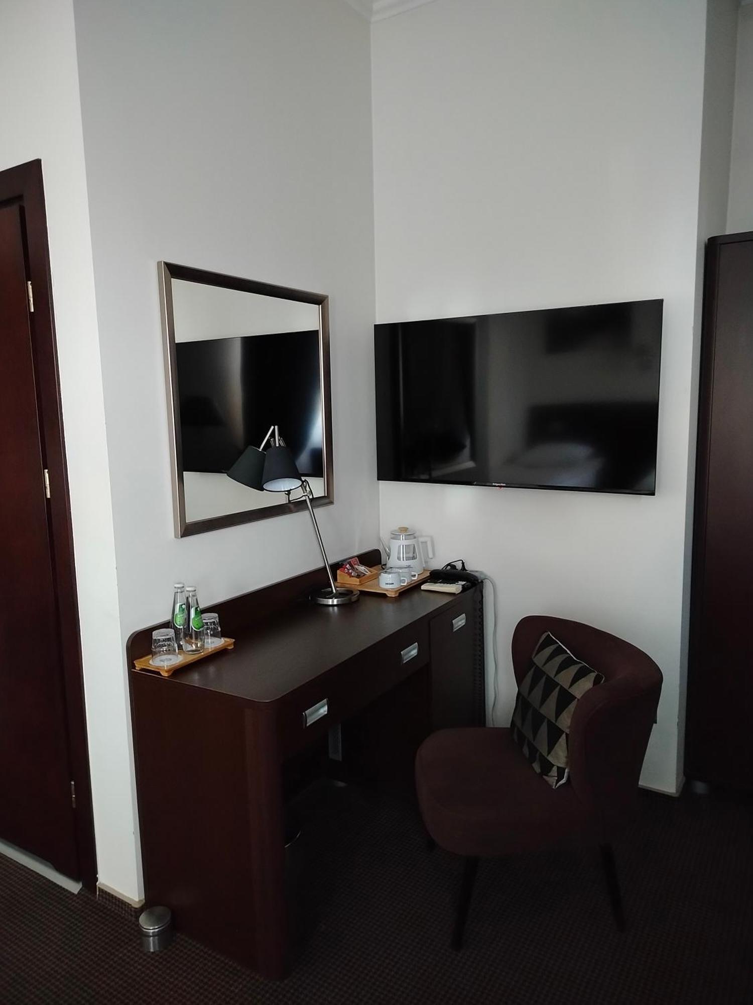 Hotel Sokolowska Airport Modlin Nowy Dwór Mazowiecki エクステリア 写真